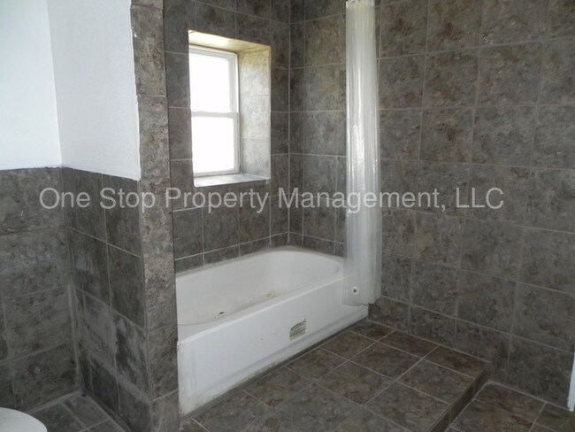 Building Photo - 2304 Englewood Ct