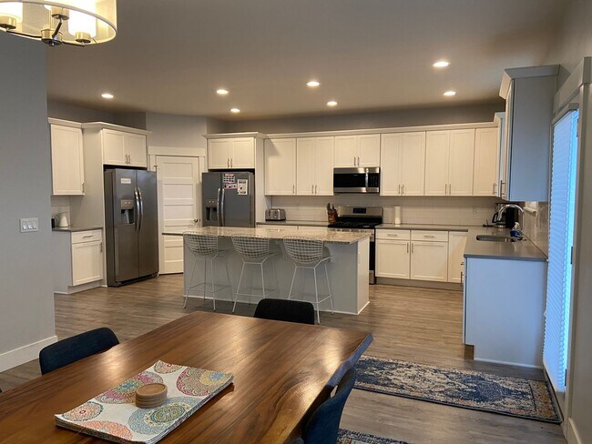 Building Photo - Great Location in Hood River Spacious 5-Bedroom Home with Private Bathrooms & Spacious Open Layout