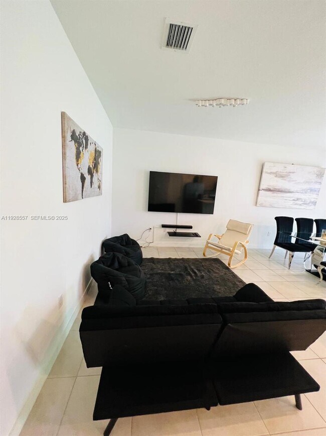 Building Photo - 711 SW 11th St