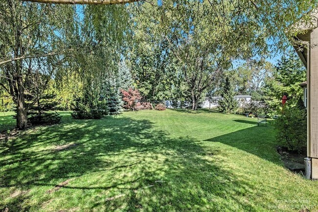 Building Photo - 4267 Knollcrest Dr