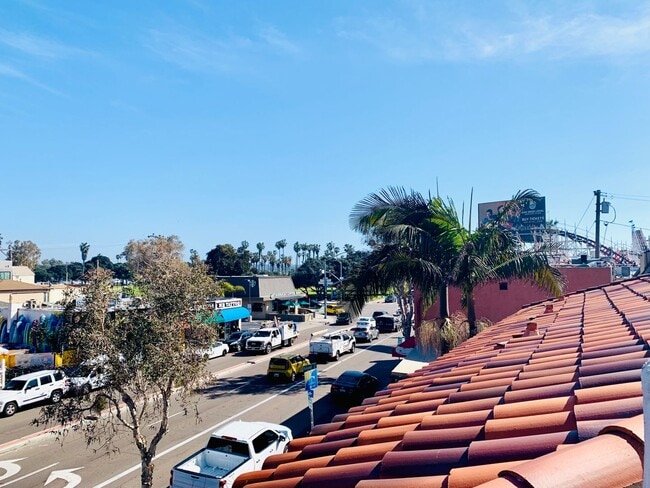 Building Photo - IS4