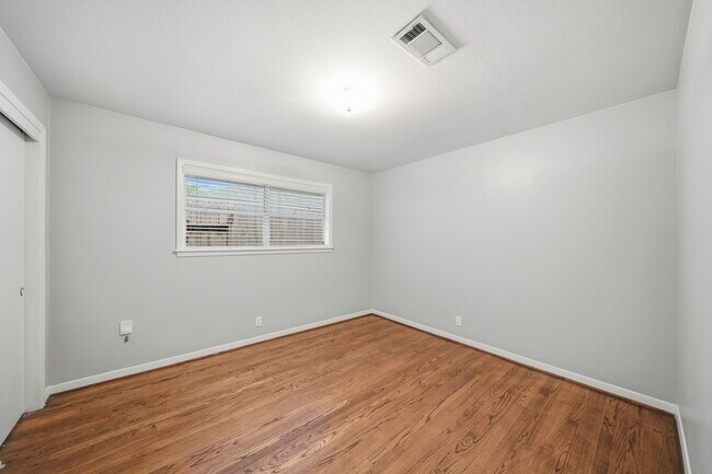 Building Photo - 4614 Hummingbird St