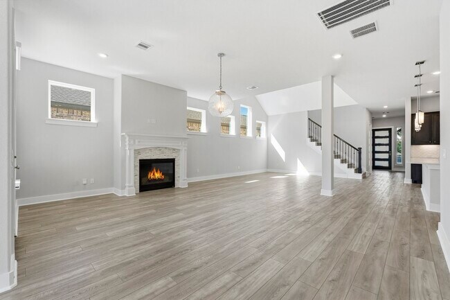 Building Photo - 15822 Pilot Knob Dr