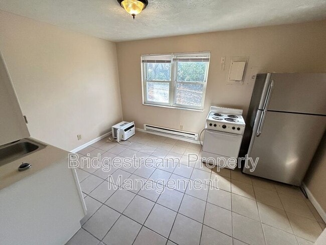 Building Photo - 1901 Hazel Ave