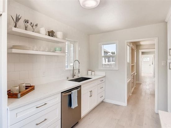 Kitchen with dishwasher - 129 E Ave 36