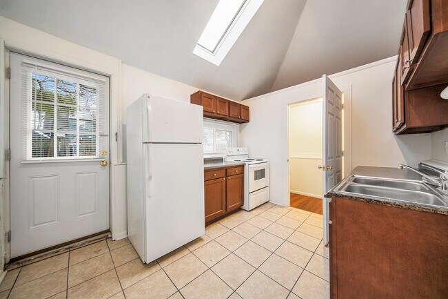 Building Photo - 401 Pauline Blvd