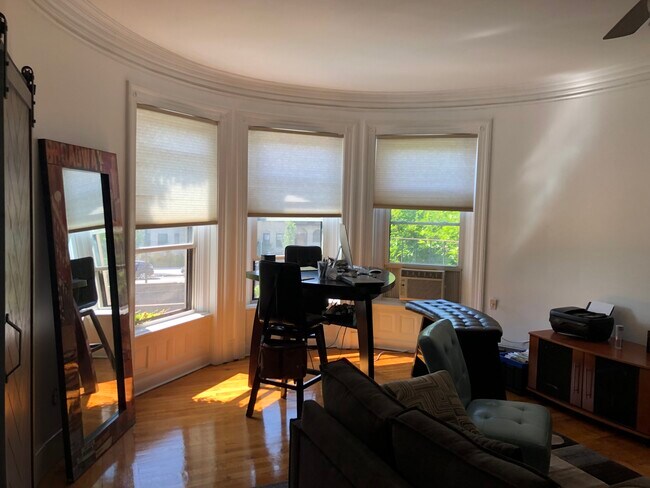 Building Photo - 918 Beacon St