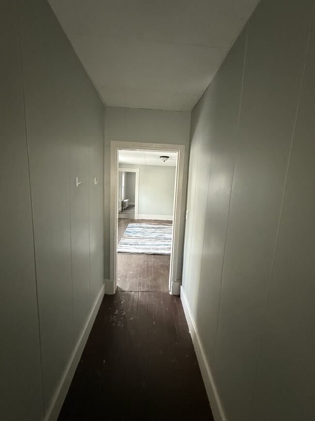 Hallway to living room and 1st big bedroom - 47 Silver St