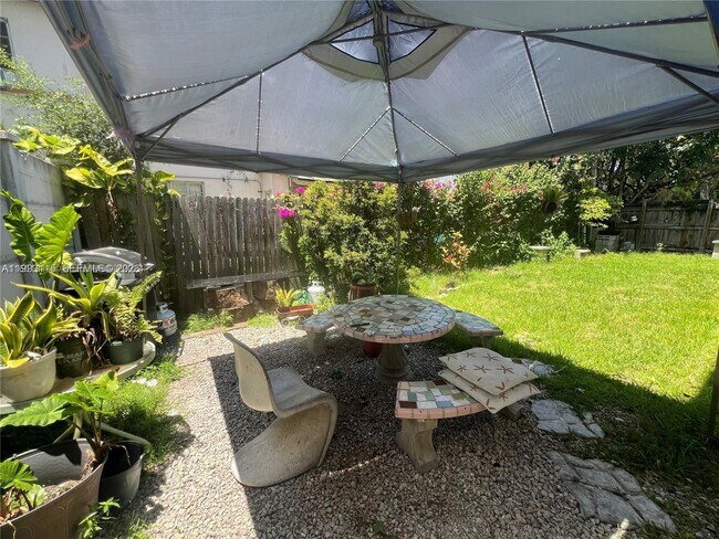 Building Photo - 951 SW 7th St