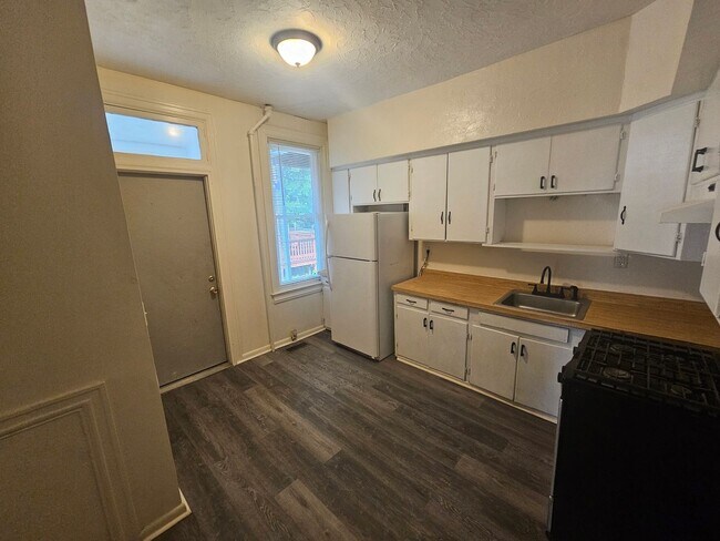 Building Photo - 569 W Philadelphia St