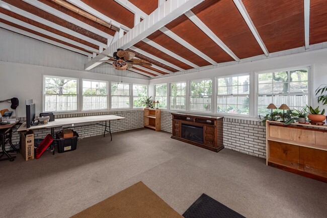 Building Photo - 6 Bedroom, 2.5 Bath House in Drayton on th...