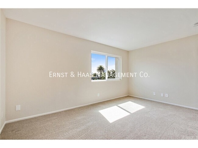 Building Photo - Beautiful Third Floor Condo with City Views!