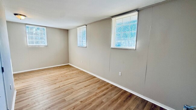 Building Photo - 2004 Chambers Dr NE