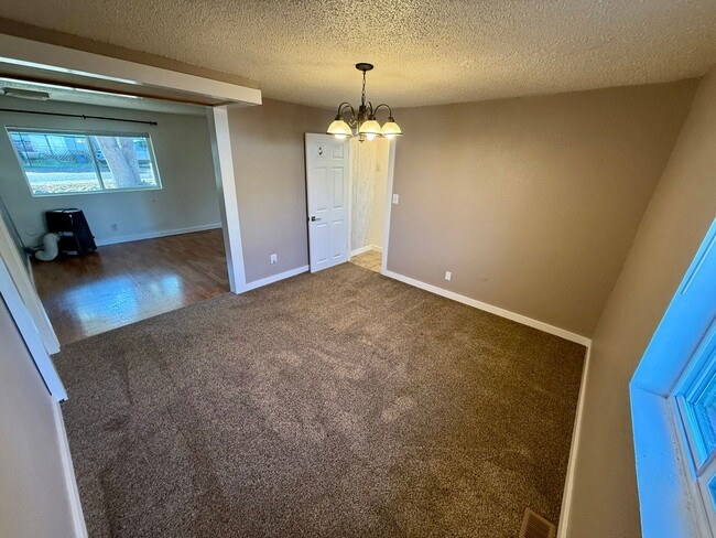 Building Photo - Charming and low-maintenance 2-bedroom, 1-...