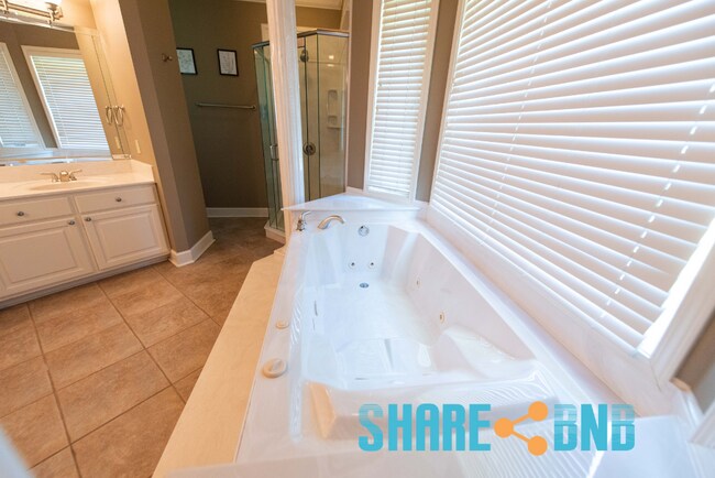 Building Photo - 48 Dartmouth Dr