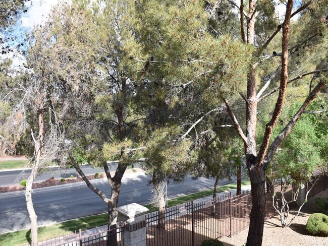 Building Photo - RARE 2nd floor 3 BEDROOM condo in the heart of Seven Hills in gated Horizons @ Seven Hills
