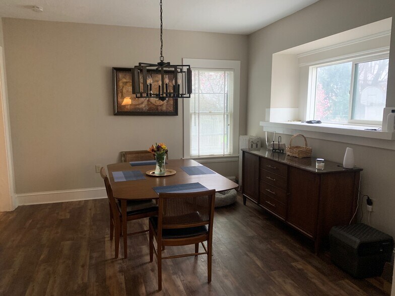 Large dining room - 1439 W Clifton Blvd