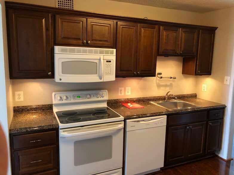 kitchen - 2300 Pimmit Dr