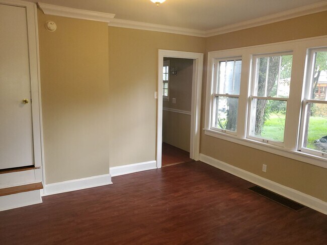 Building Photo - Three Bedroom Two Bathroom Three Fireplaces