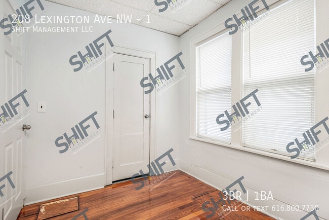 Building Photo - 208 Lexington Ave NW