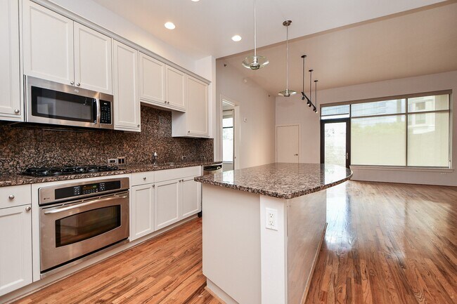 Building Photo - 5005 Hidalgo St
