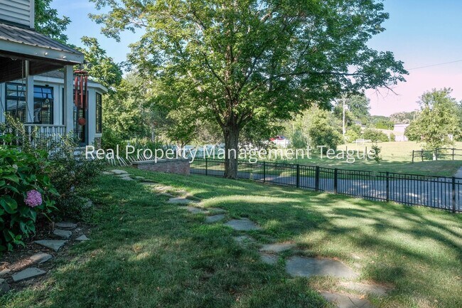 Building Photo - Dream home in Altamont
