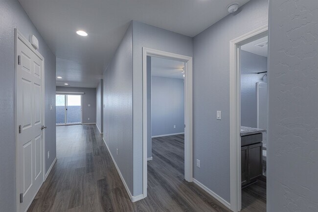 Building Photo - 9060 E Lakeshore Dr