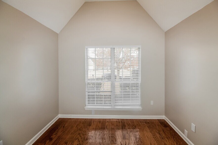 Building Photo - 4283 Ravenwood Park W