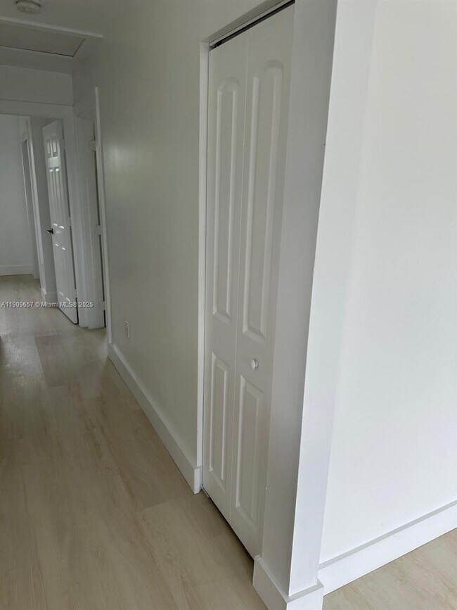 Building Photo - 420 Burning Tree Ln