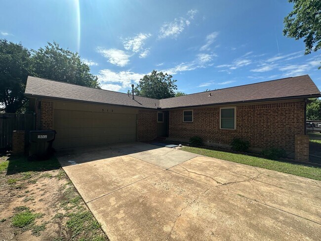 Building Photo - 312 S Avery Dr