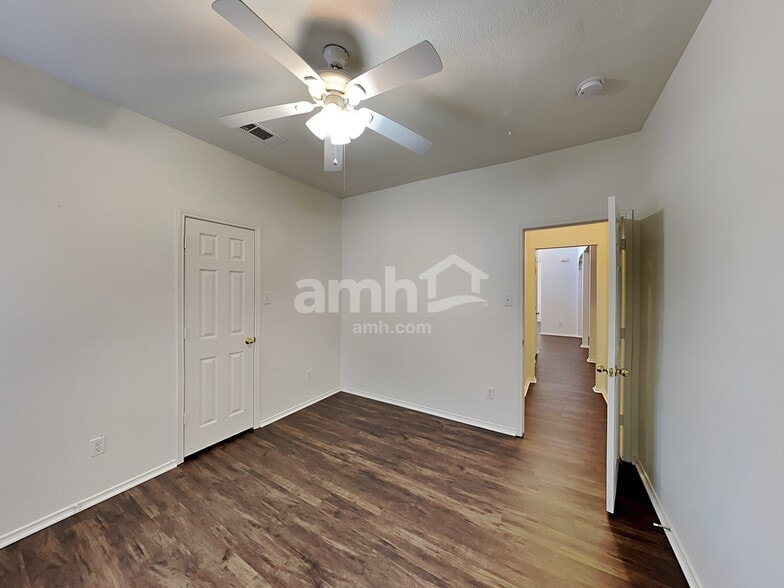 Building Photo - 202 Bob White Dr