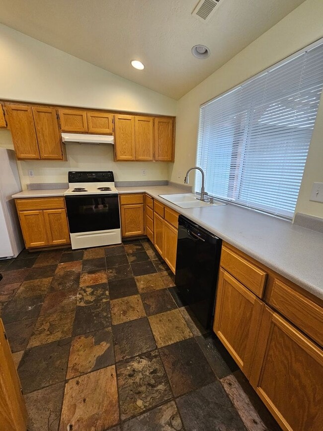 Building Photo - Lovely Central Point Home in Convenient Location