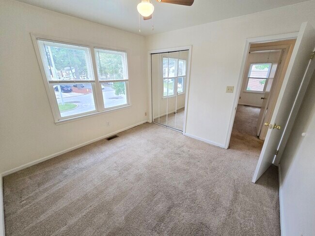 Building Photo - SPACIOUS 4 BED/2.5 TOWNHOME IN GREAT NECK!...