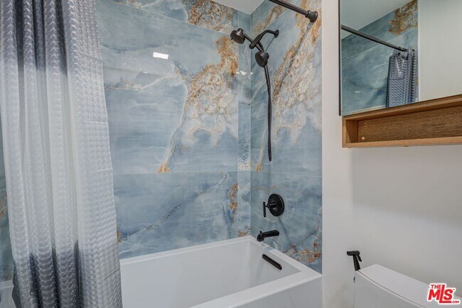 Building Photo - 1444 S Point View St