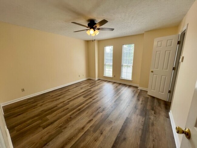 Building Photo - 2 Bed/1.5 Bath Towhome on Cul-De-Sac, *Backyard Privacy Fence*