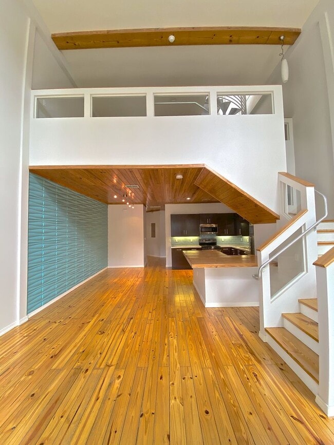 Building Photo - Stunning and Unique Luxury Town Home for R...