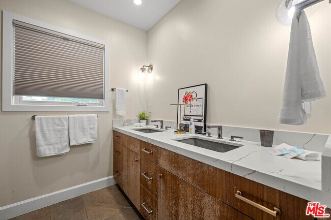 Building Photo - 14034 Valerio St