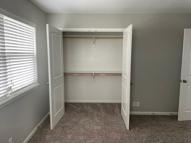 Building Photo - 4 bedroom 2.5 bath - Blue Springs