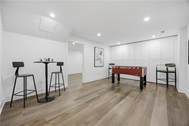 Building Photo - 6410 Westchester Pl