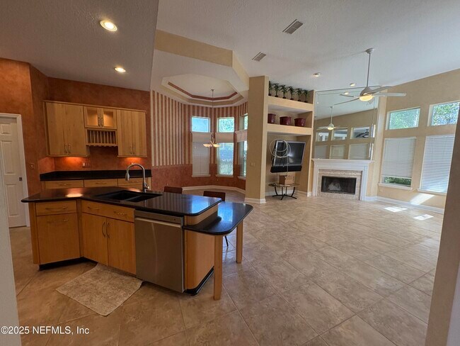 Building Photo - 585 Golden Links Dr