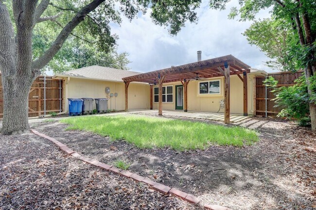 Building Photo - 1321 Clover Dr