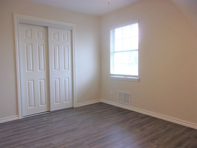Building Photo - 2 BED 1.5 BATH TWO STORY TOWNHOUSE- WARR A...
