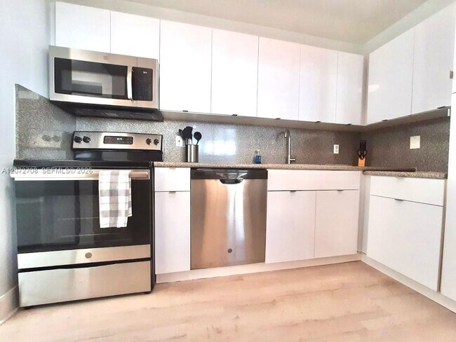 Building Photo - 8888 Collins Ave