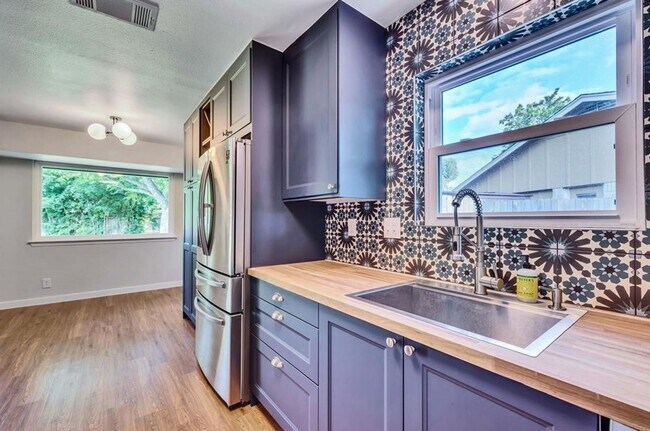 Building Photo - Beautiful 3/2 near Domain