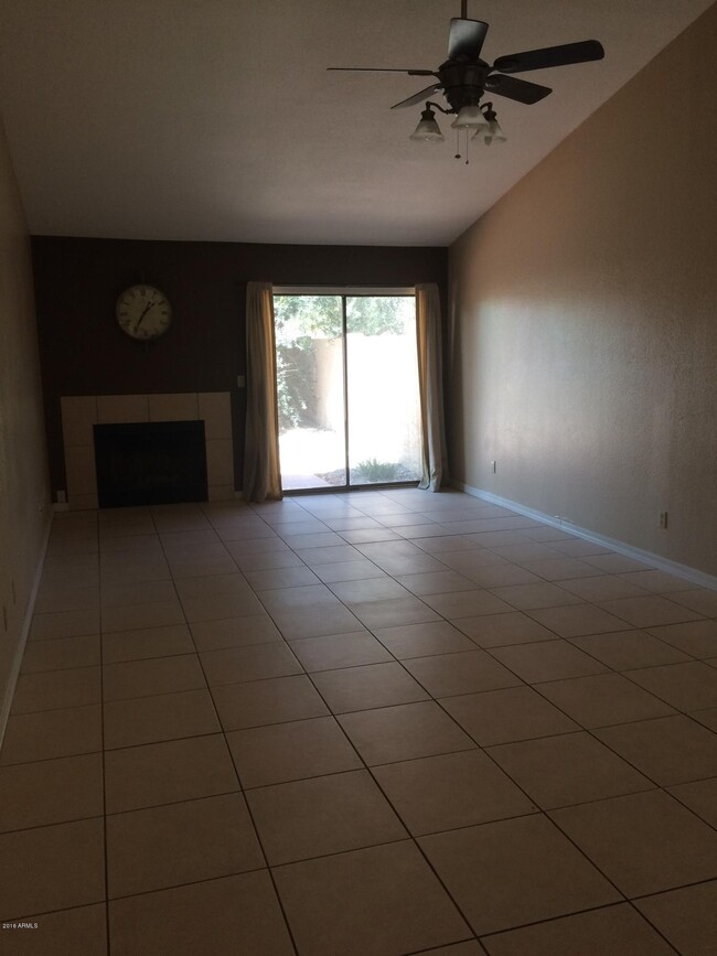 Building Photo - 304 E Bluebell Ln