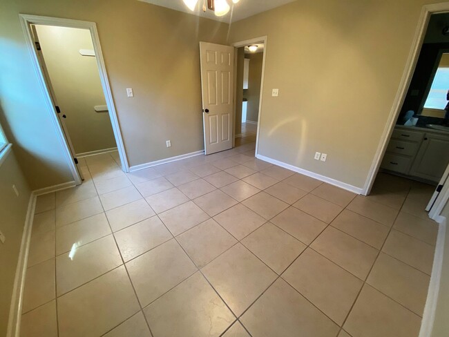 Building Photo - Spacious 2-Bedroom Duplex Near McNeese Sta...