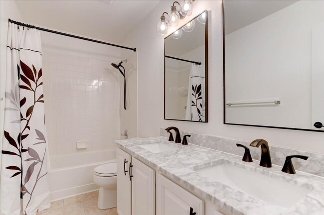 Building Photo - Stunning 5Bed/4Bath Home in the Heart of Erie