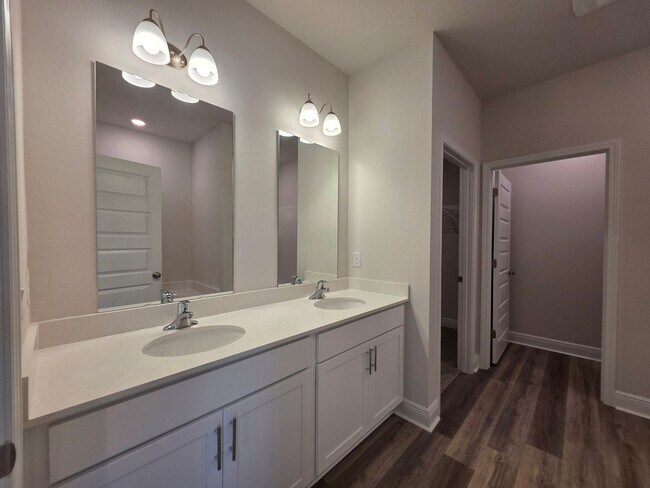 Building Photo - Brand new 5BR/3BA with Amenities Galore