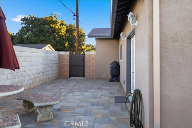 Building Photo - 215 E 2nd St