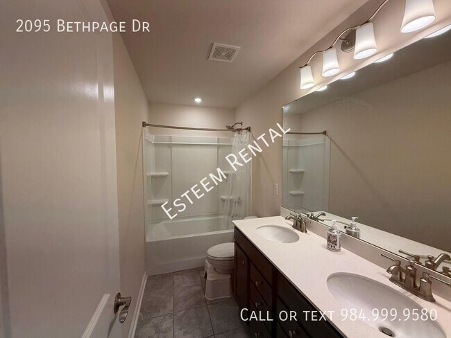 Building Photo - 2095 Bethpage Dr